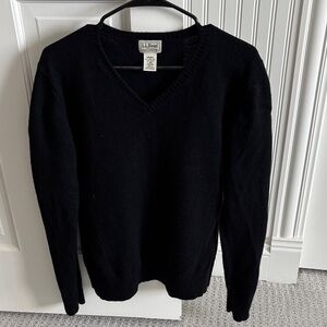 L.L. Bean Women’s V-Neck Black Sweater 80% Lambs Wool, 20% Nylon Size Large